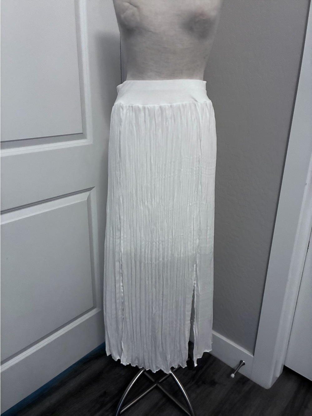 Chicos white pleated pull on skirt sz 2